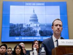 El CEO de FB Mark Zuckerberg en una pausa durante su audiencia de la Comisión de Energía y Comercio en el Capitolio de Washington.
